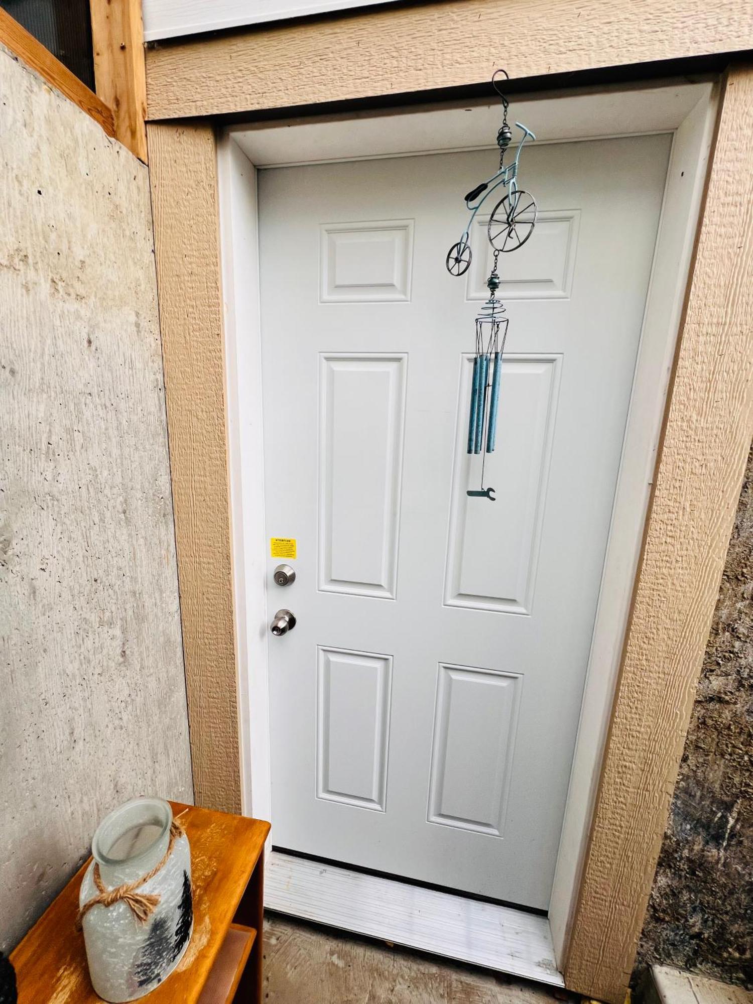 A Classic Homely Basement Suite! Chestermere Exterior foto