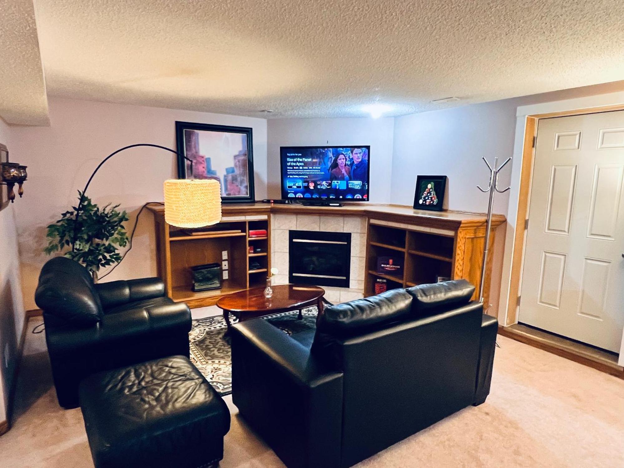A Classic Homely Basement Suite! Chestermere Exterior foto